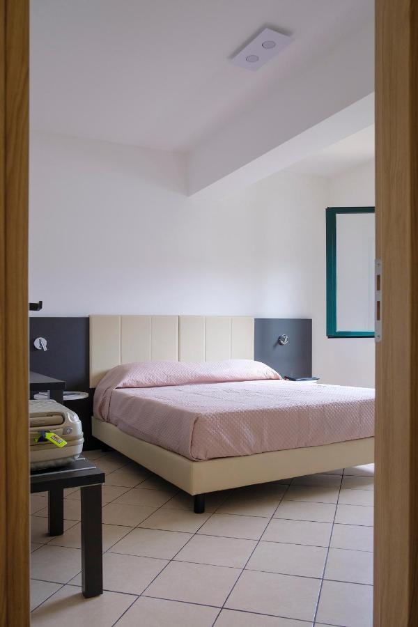 Magico Apartments - 450M Dalla Spiaggia Capo dʼOrlando Екстериор снимка