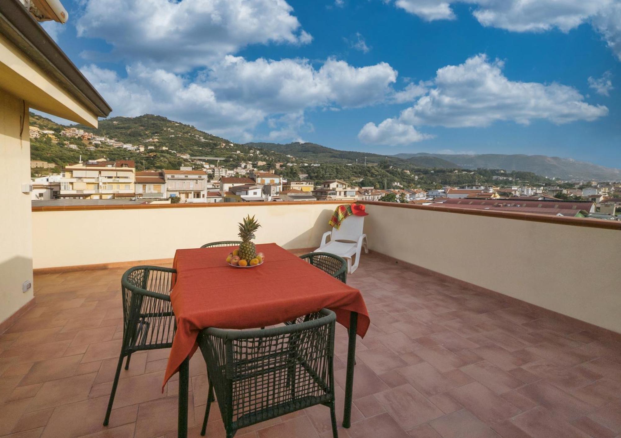 Magico Apartments - 450M Dalla Spiaggia Capo dʼOrlando Екстериор снимка