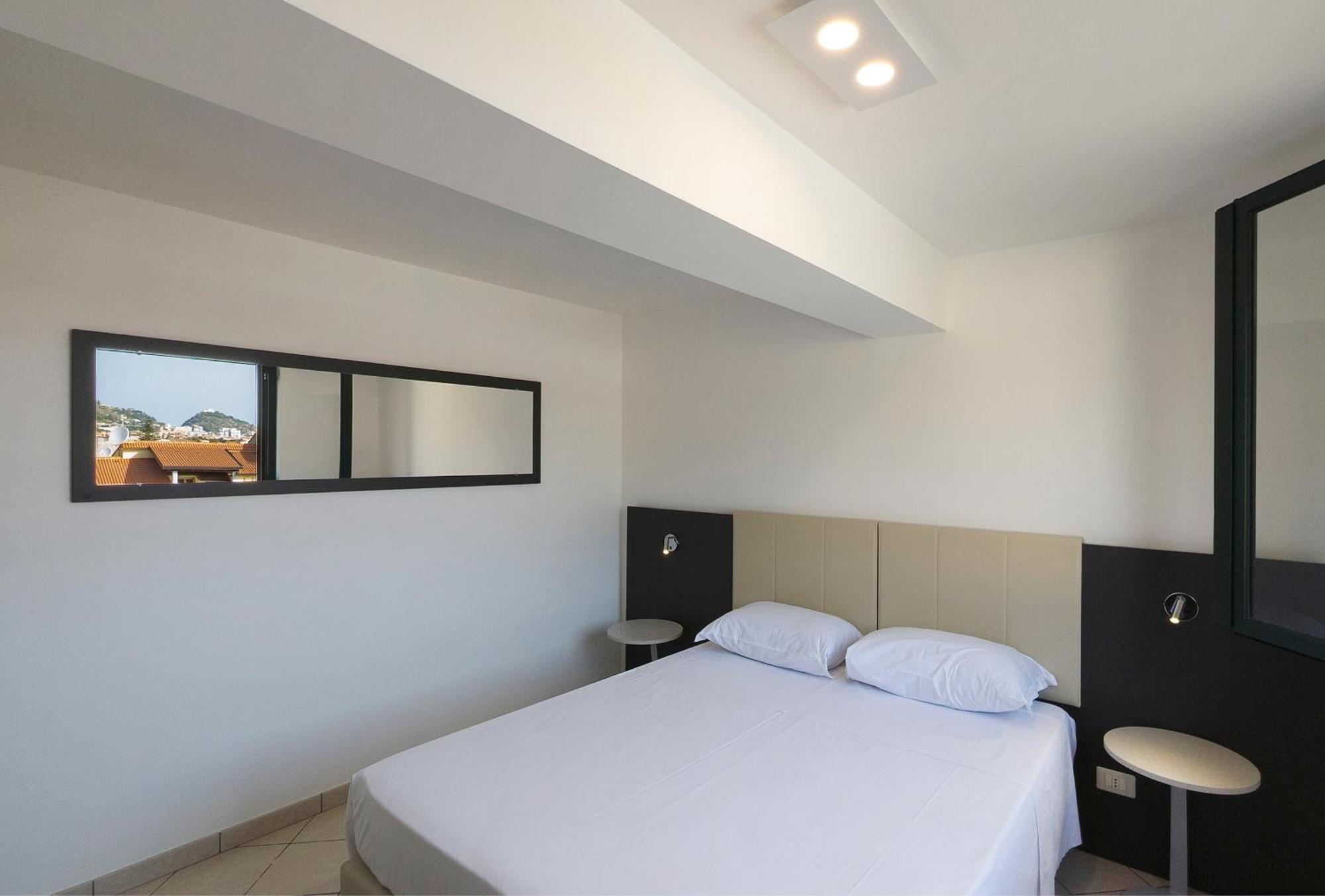 Magico Apartments - 450M Dalla Spiaggia Capo dʼOrlando Екстериор снимка
