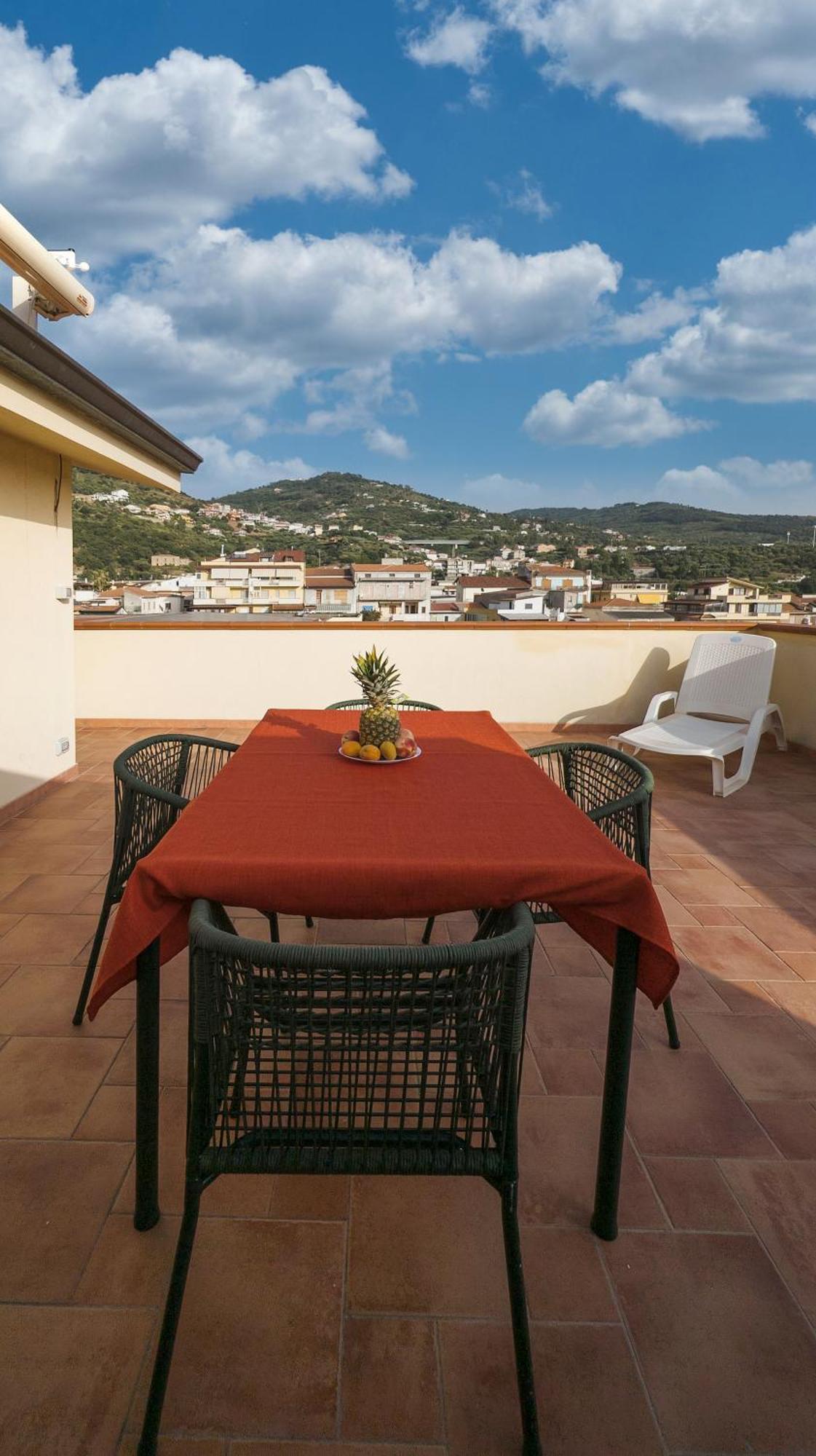 Magico Apartments - 450M Dalla Spiaggia Capo dʼOrlando Екстериор снимка