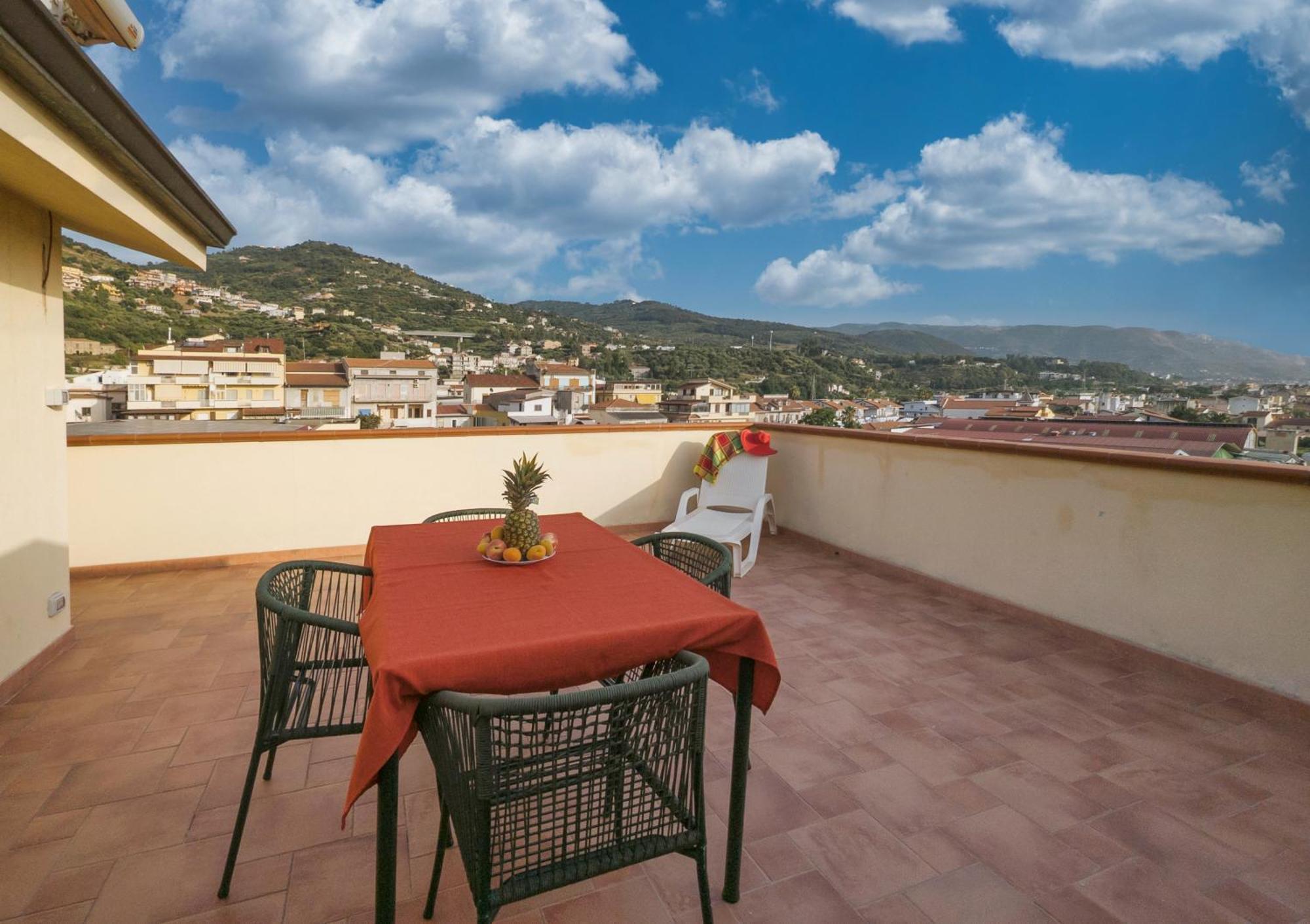 Magico Apartments - 450M Dalla Spiaggia Capo dʼOrlando Екстериор снимка