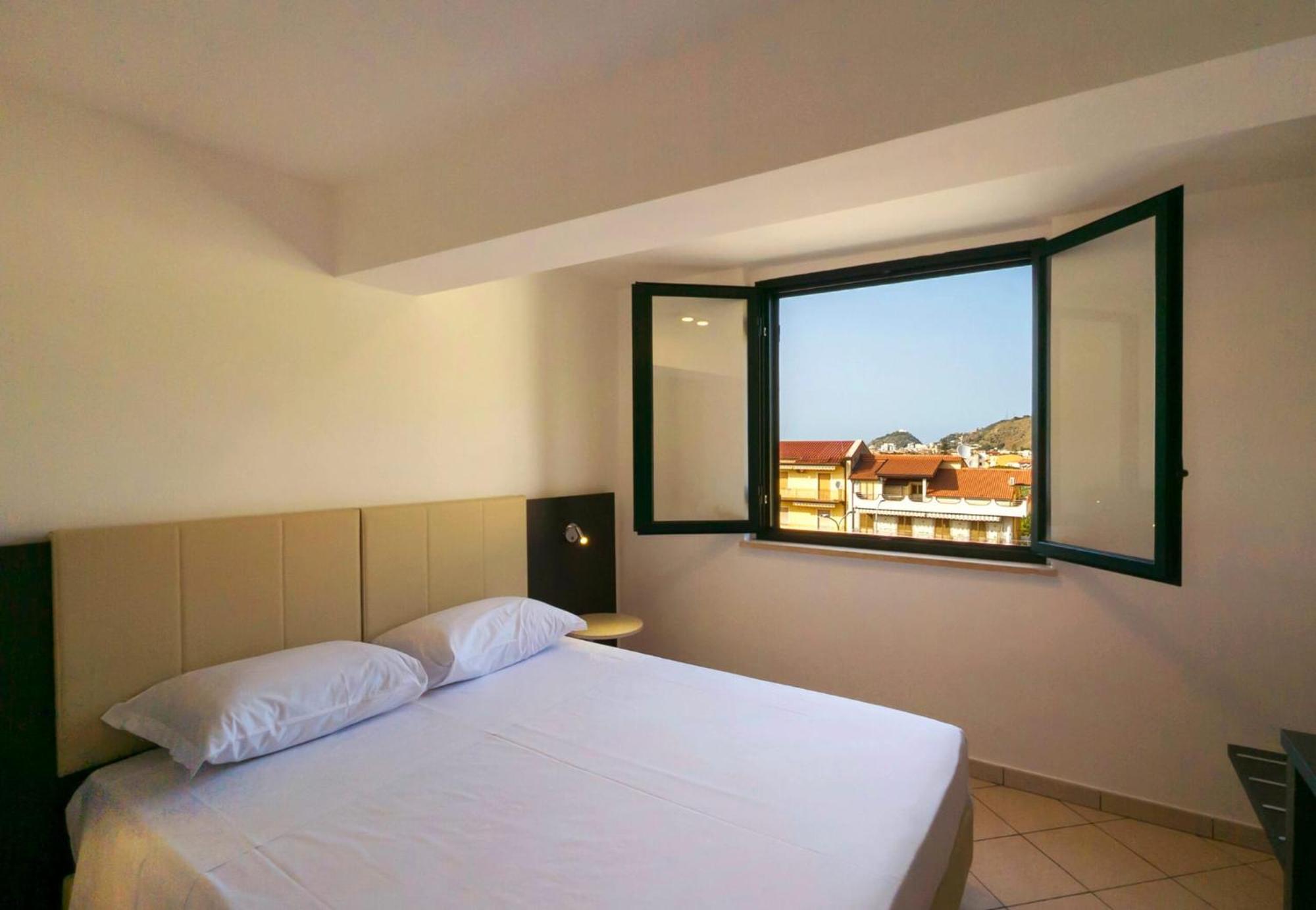 Magico Apartments - 450M Dalla Spiaggia Capo dʼOrlando Екстериор снимка