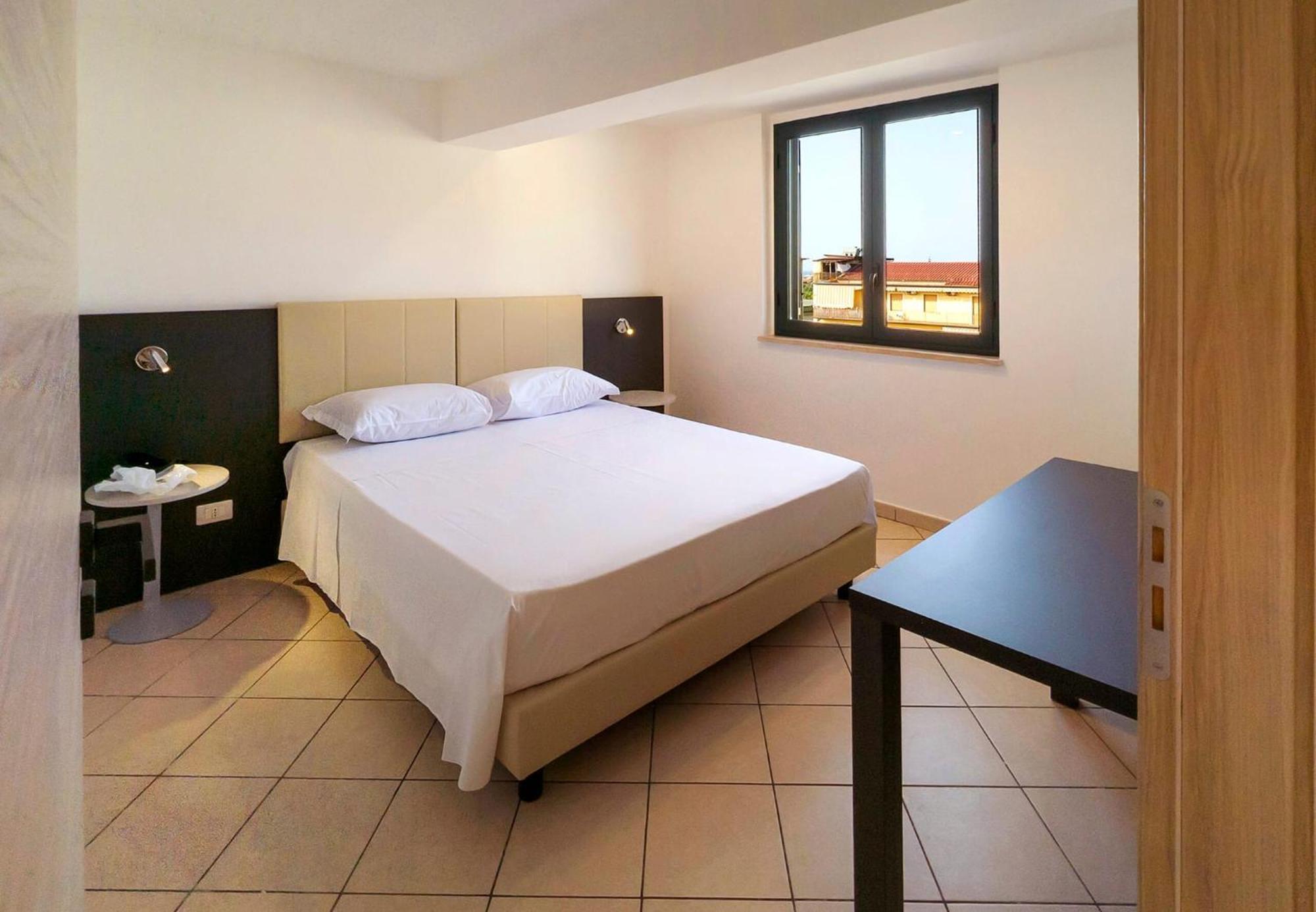 Magico Apartments - 450M Dalla Spiaggia Capo dʼOrlando Екстериор снимка